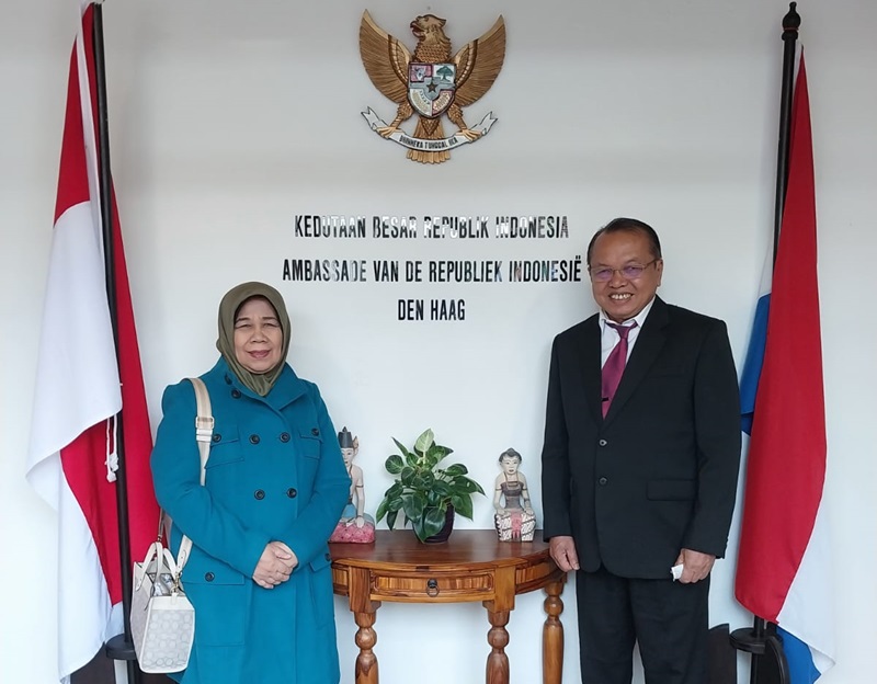 dr H Suir Syam bersama Istri, saat berada di Kedutaan Besar Indonesia di Den Hag, Belanda.